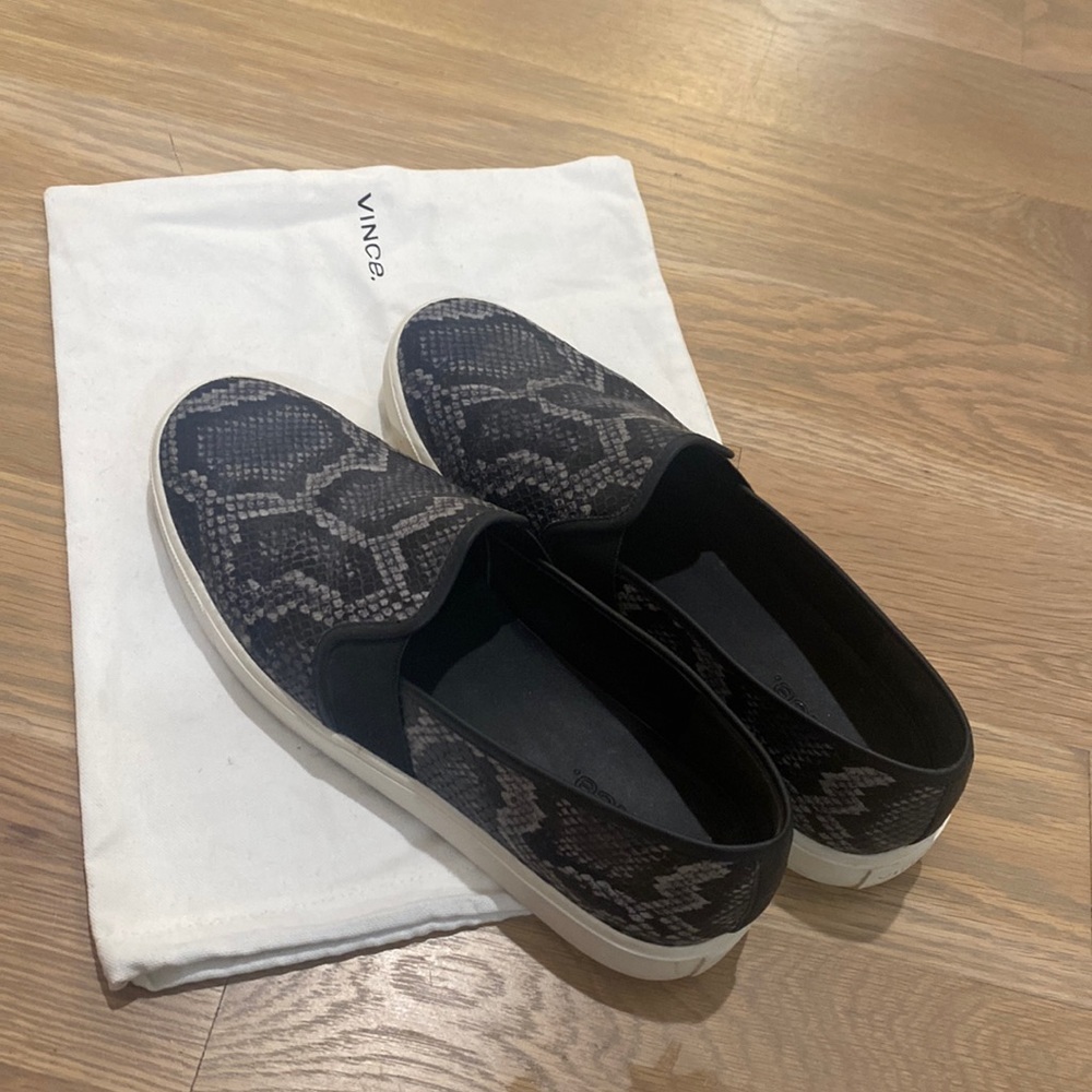Vince Blair 5 granite azure snake print sz 9.5